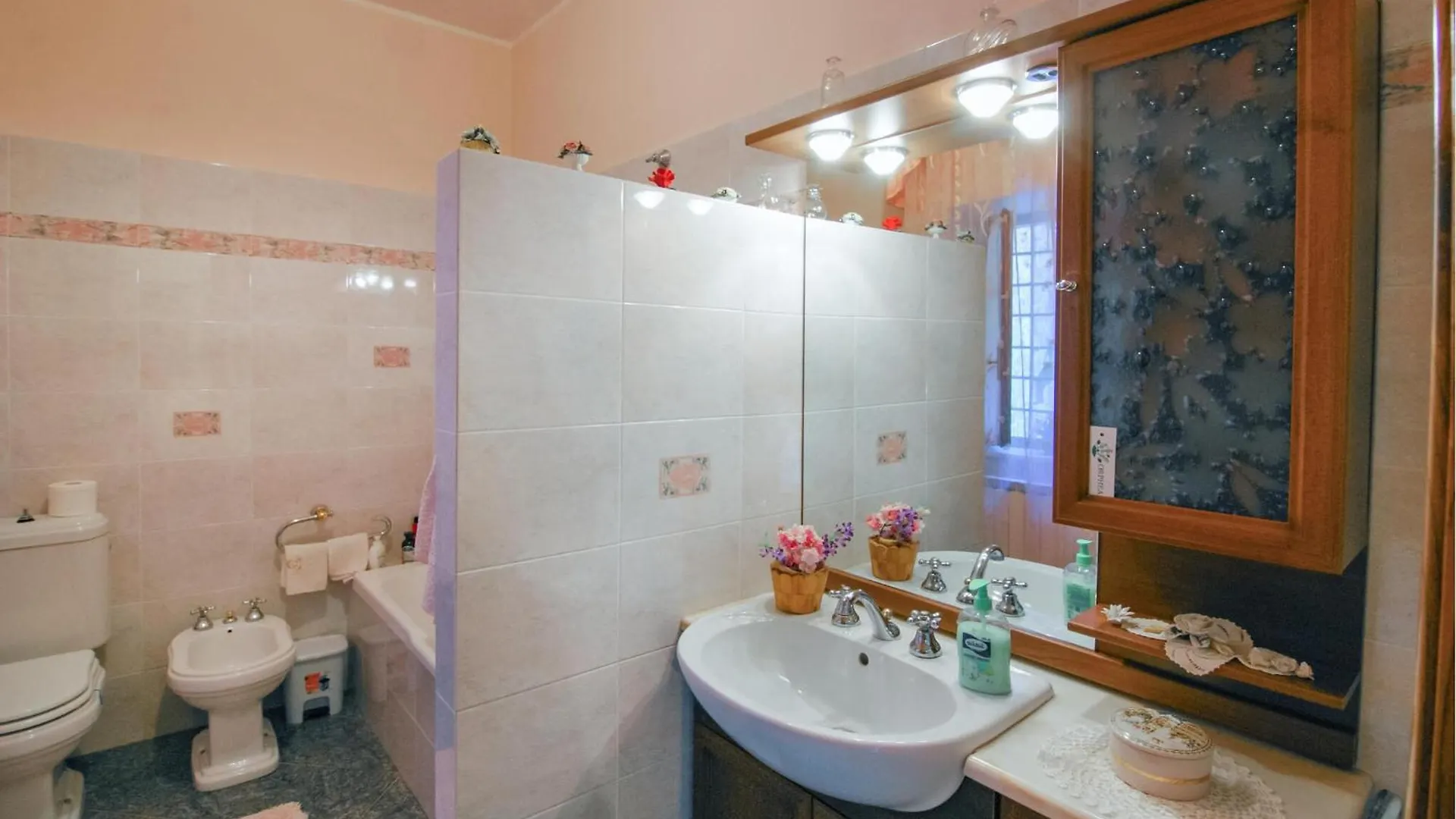 Amazing Home In Sommocolonia With Jacuzzi
