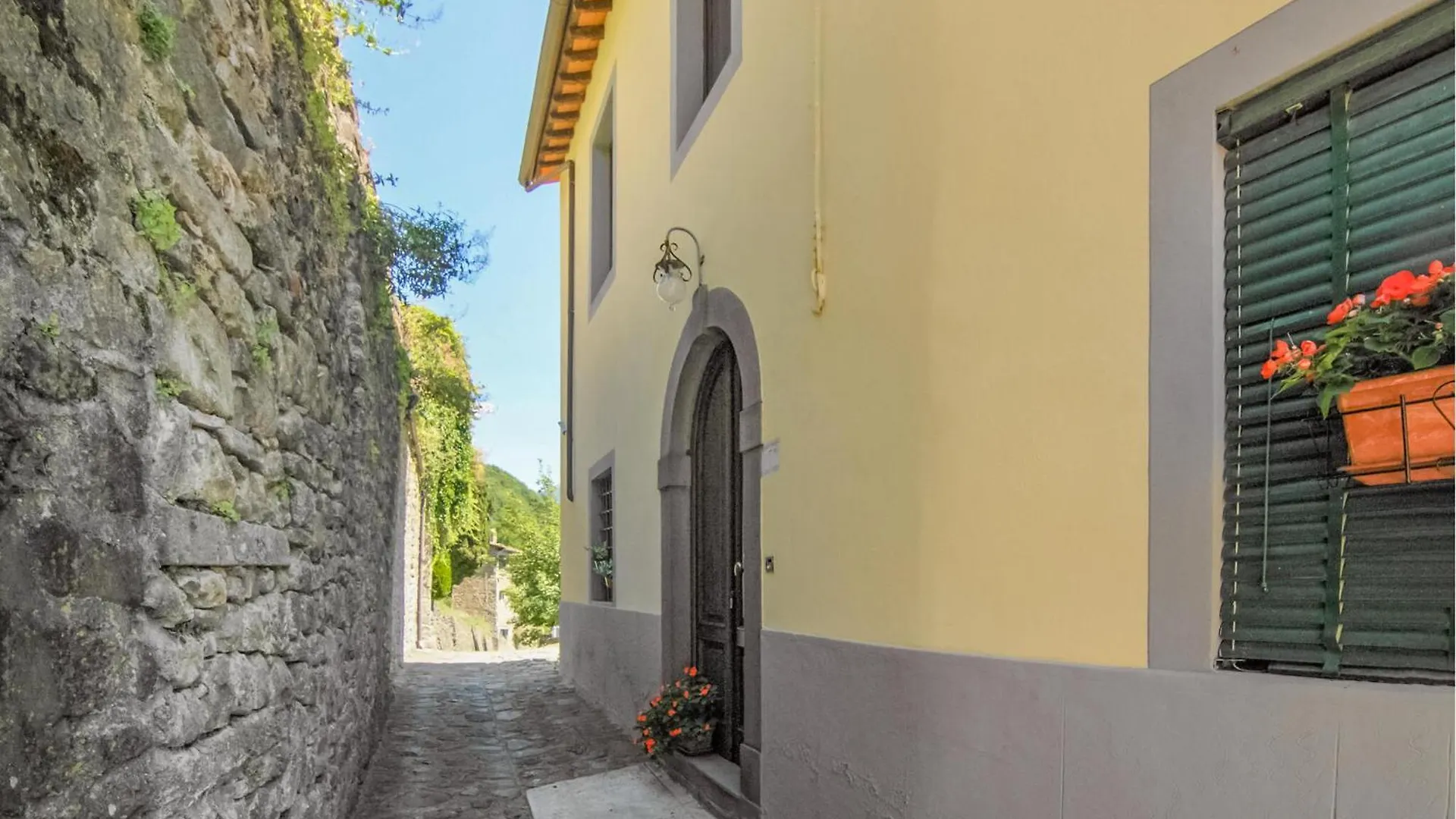 Amazing Home In Sommocolonia With Jacuzzi Ιταλία