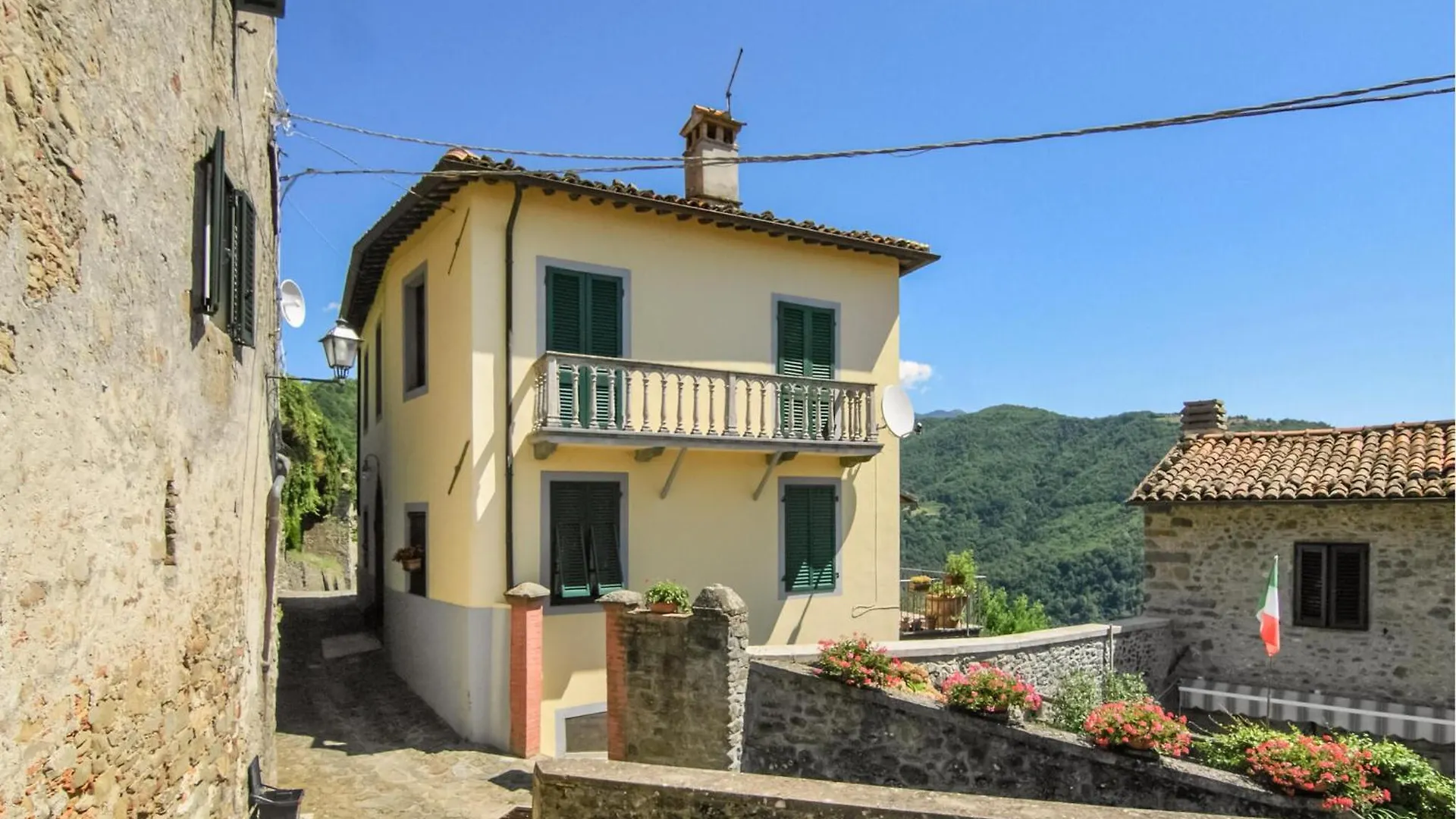 Amazing Home In Sommocolonia With Jacuzzi